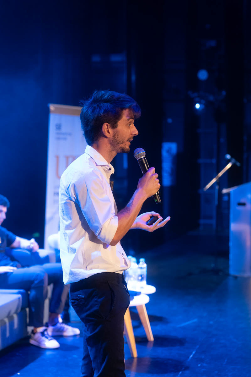 Tomás García hablando en conferencia